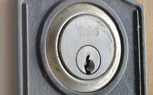 How to fit a Yale Cylinder type lock - DIY Tip 13