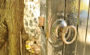 Video on "How to fit a door latch"