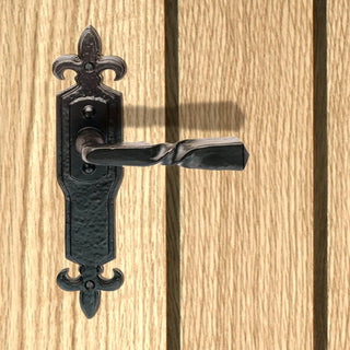 Image: Antique Black Ludlow LF5114 Narrow Plate Lever Latch Handle on Gothic Backplate - Size 222x50mm